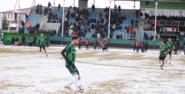 Soğuğa rağmen tribünler doldu, alkışlar susmadı