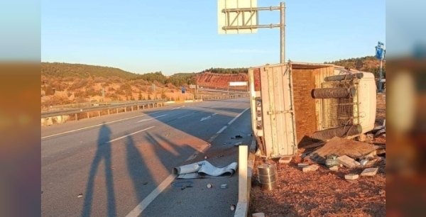 Şok edici kaza: Kamyon çarptı, 1 ölüm ve 1 yaralı