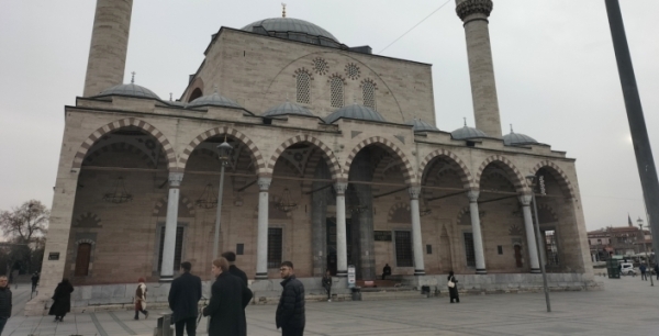 Tarihi Sultan Selim Camiinin duvarları çatladı