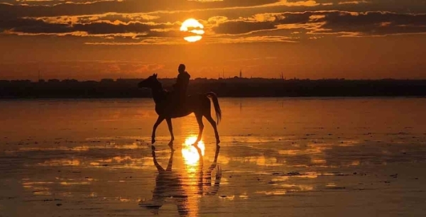 Tuz Gölü'nde gün batımı, gökyüzünü kızıla boyayarak nefes kesen bir manzara yarattı
