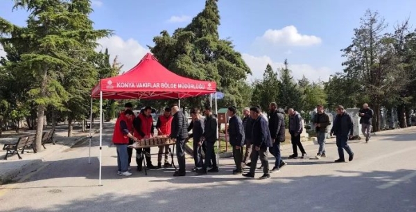 Vakıf şartı gereği cenazede helva dağıttılar