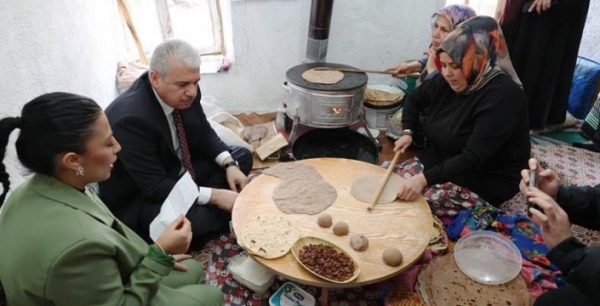 Vali Akın tarihi lezzeti denedi