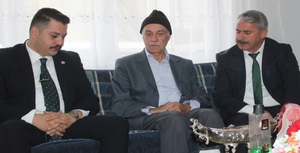 Yunak'ta Öğretmenler Günü coşkusu: Şehit öğretmenin ailesi ziyaret edildi