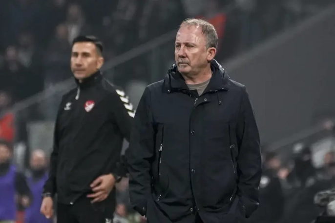 Sergen Yalçın'dan hakeme ve Alanyaspor'a sert tepki: 'Futbolu durduruyorlar