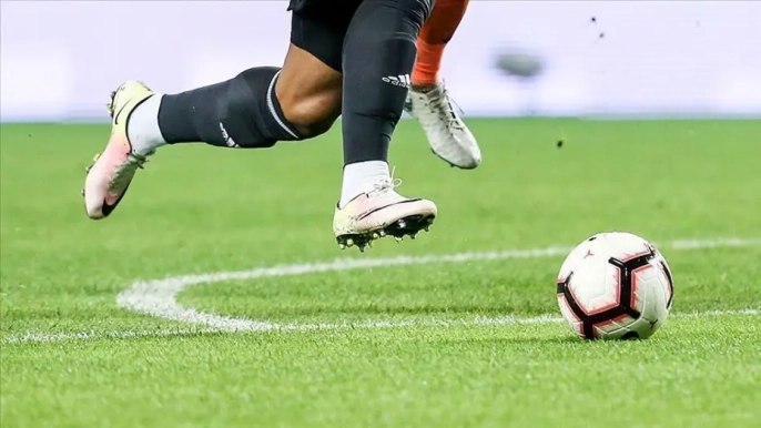 Şok eden sahne: Amatör maçta hakeme saldıran futbolcu ve kulüp yöneticisi babası tutuklandı