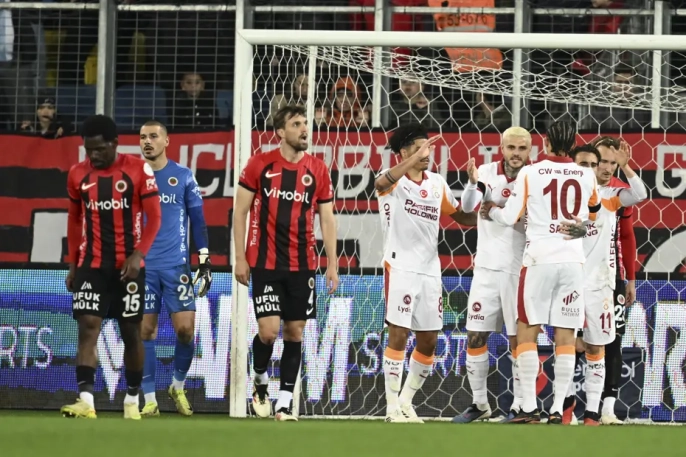 Spor basını, Fenerbahçe'nin puan kaybını ve Galatasaray'ın liderliğini masaya yatırıyor