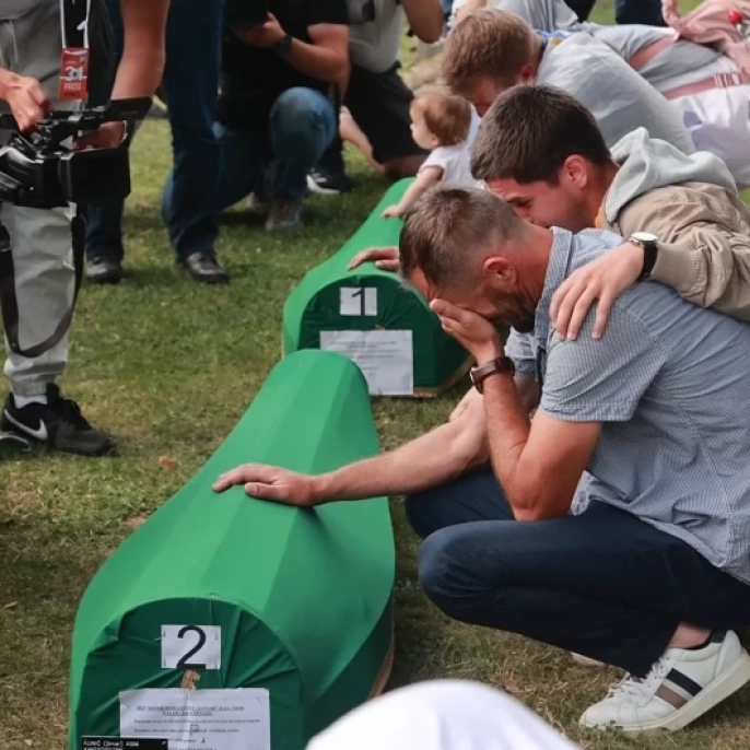 Srebrenitsa'da soykırıma kurban giden 10 kişi daha anıt mezara taşındı