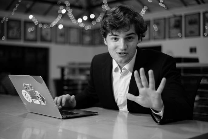 Stanford'un 'dünyayı yönetme' hayali: Bir kitap, bir ödül ve sorgulanan başarı döngüsü