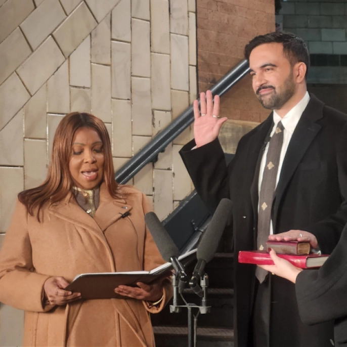 Tarihi An: New York'un ilk Müslüman Belediye Başkanı Mamdani, Kur'an'a el basarak göreve başladı