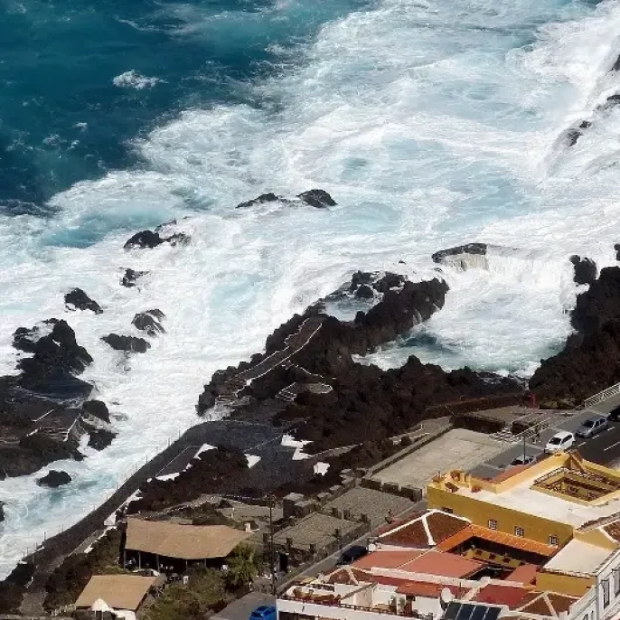Tenerife'de doğal göletteki dev dalgalar üç cana mal oldu