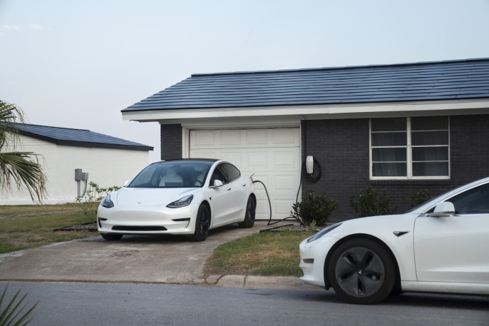 Tesla'nın güneş panelli çatısı üretimi durduruldu