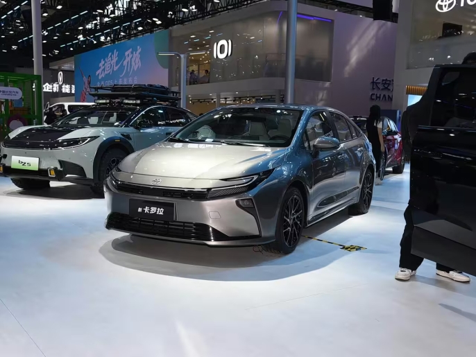 Toyota Corolla makyajlandı: Camry ve Prius esintileriyle geliyor - 1