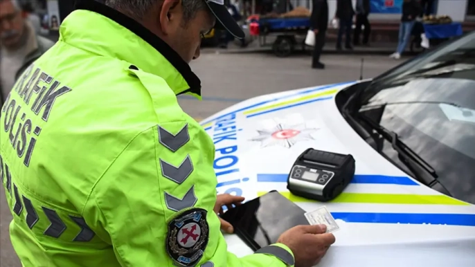 Trafikte devrim: Ceza fiyatları uçuyor, ehliyetler havada!