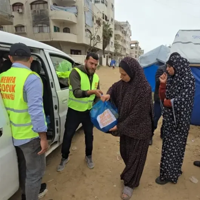 Türkiye'den Gazze'deki çocuklara umut: Temel gıda paketleri ulaştırıldı