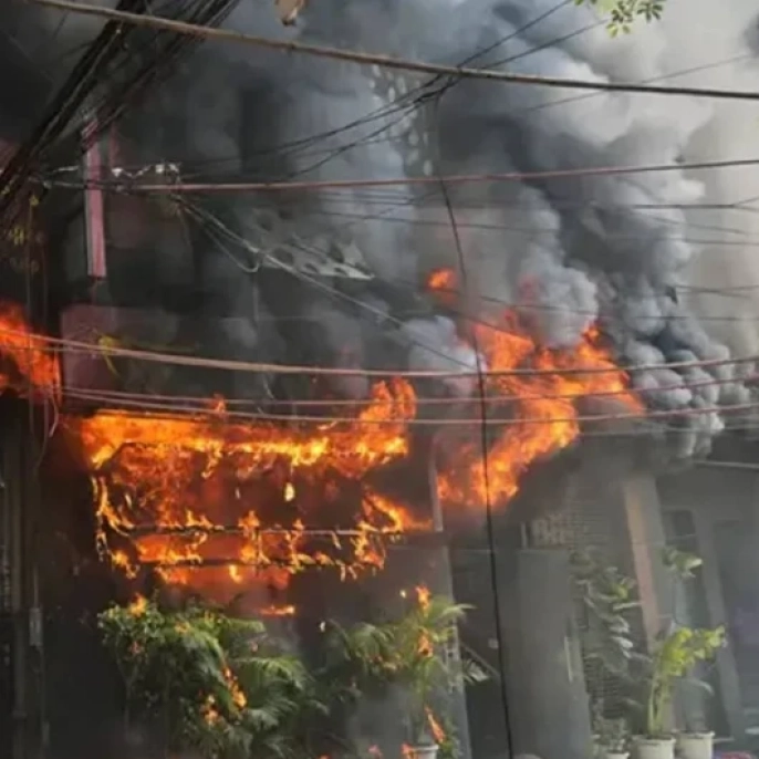 Yeni Delhi'de dehşet: Otel yangını 21 can aldı, alevler şehri yuttu