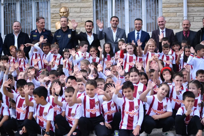 Yeniceköy'de 750 öğrenciye İnegölspor forması verildi